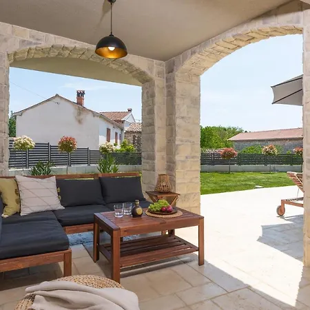 Ajda With Heated Privat Pool, Jacuzzi, Sauna, 4 Bedroom, 4 Bathroom Villa Svetvincenat